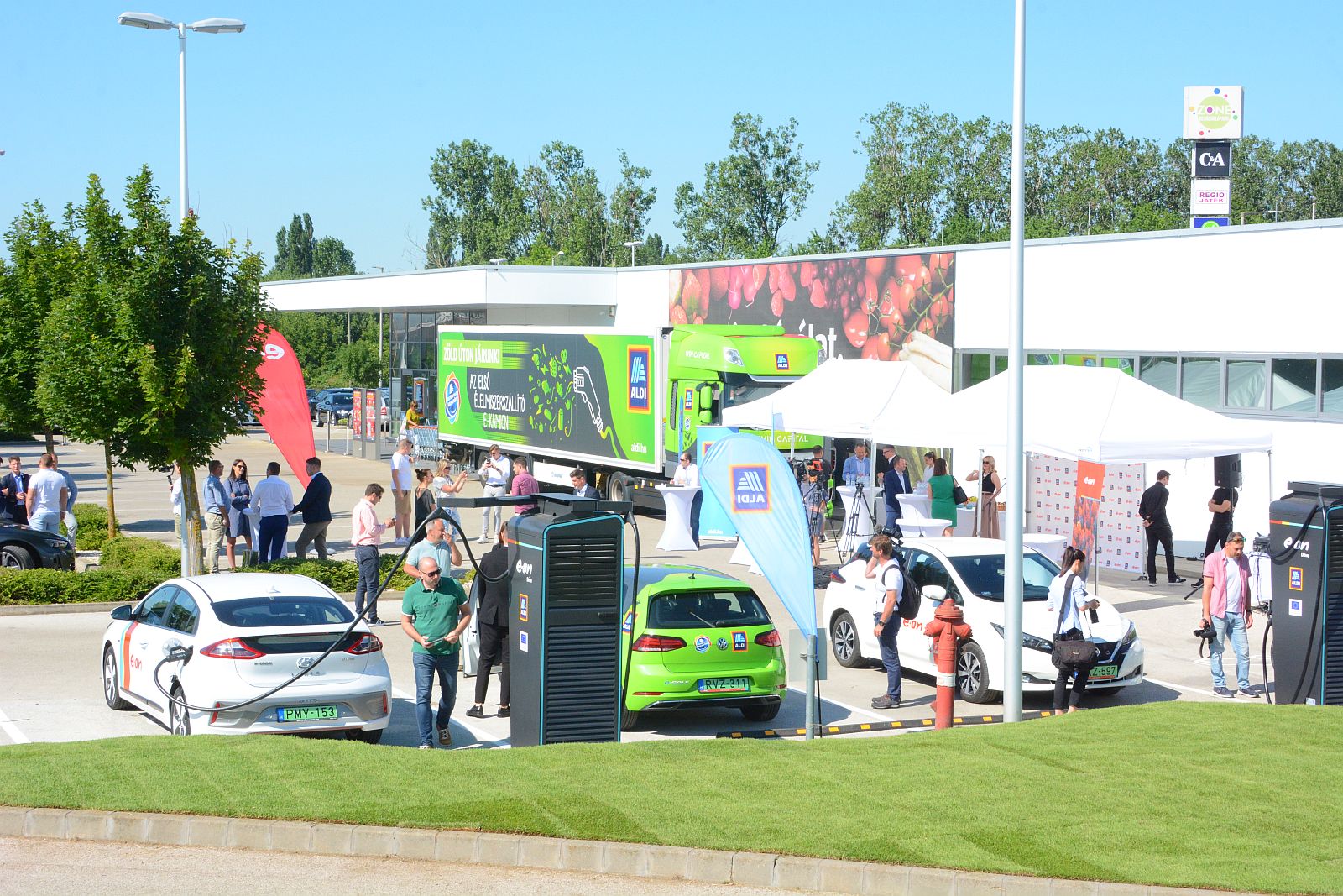 Ultragyors elektromosautó-töltőket telepített az E.ON és az ALDI Székesfehérváron